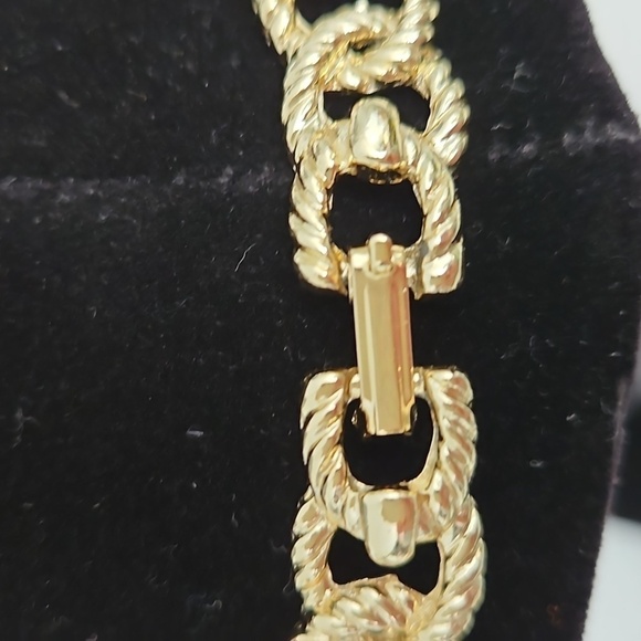 SEAHORSE Enamel & Goldtone 3Pc. Set of Necklace,  Brooch & Pierced Earrings - Picture 6 of 12